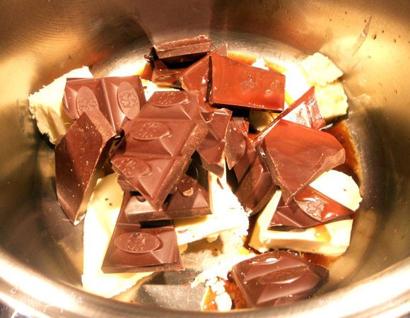 Шоколад соединить со сливочным маслом в небольшой кастрюле, растопить на медленном огне или водяной бане. 