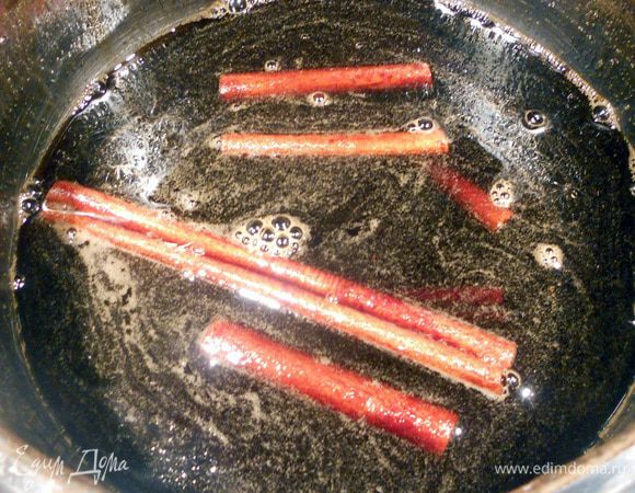 За это время сварить сироп из указанных ингредиентов, около 7 минут (помешивая). Корицу удалить. Еще теплый (в нескольких местах можно проткнуть палочкой, чтобы сироп лучше впитывался) обильно полить сиропом. Рекомендую делать в 2-3 этапа, давая первой части сиропа впитаться. Ну, и возможно, потребуется не все количество сиропа - ориентируйтесь на свой вкус! 