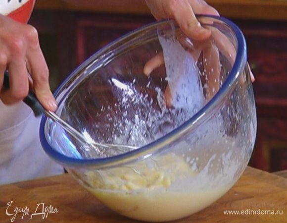 Яйца соединить с оставшимся сахаром, слегка взбить венчиком, добавить кефир и 1/4 стакана оливкового масла, перемешать.