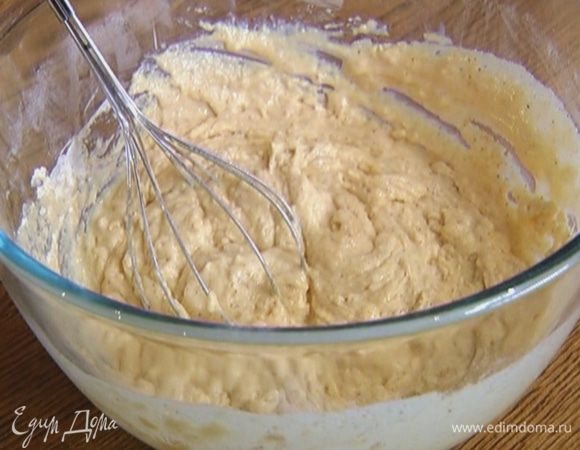 Яично-кефирную массу влить в муку с разрыхлителем, все перемешать.