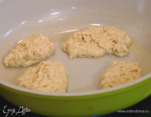 Разогреть в сковороде оставшееся оливковое масло и пожарить оладьи.