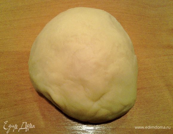 Кладём в миску все ингредиенты для теста и замешиваем. В итоге, получаем такое мягкое тесто. Накрываем плёнкой или полотенцем и ставим в тёплое место на 1 час.