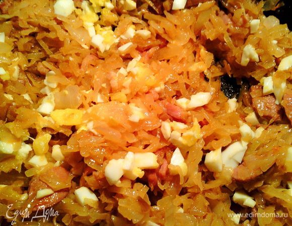 Делаем начинку. Мелко нарезаем лук и обжариваем его на сковороде. Затем добавляем томат, капусту и нарезанное соломкой мясо (свежую капусту помять руками). Тушим 20 минут. Добавляем мелко нарезанные яйца. Приправляем специями по вкусу. Начинка готова.