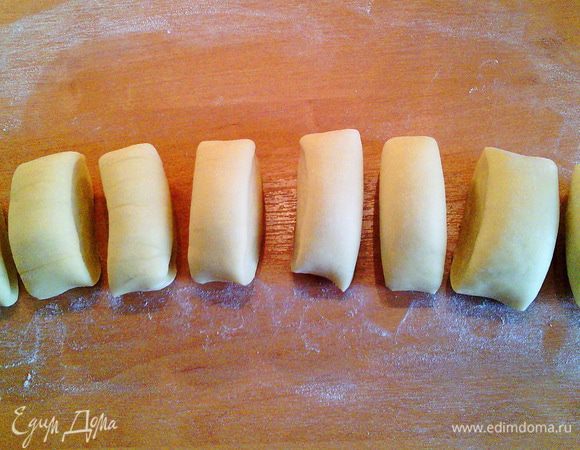 Делим тесто на 8 равных частей.