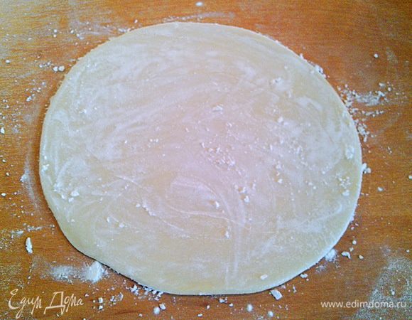 Каждый кусочек раскатываем в круг диаметром 15 см.