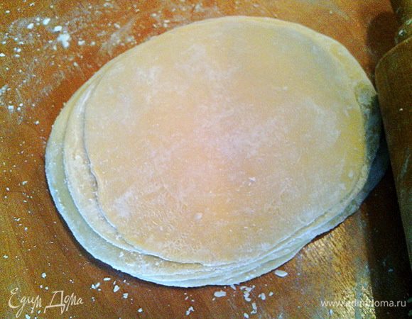 Обильно присыпаем все кружки крахмалом (особенно края) и складываем друг на друга.