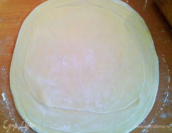 Раскатываем стопку до диаметра 30 см и аккуратно разъединяем слои (но рекомендую раскатывать по 2 или 4 круга, так легче их отделять друг от друга).