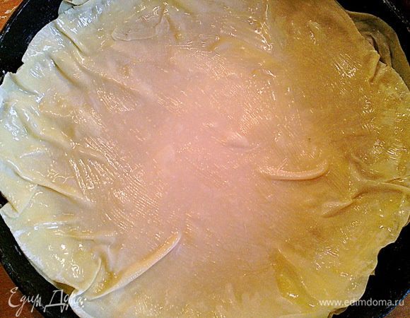 Затем смазываем маслом и кладём на него следующий. Таким образом выкладываем четыре слоя теста, не забывая их смазывать растопленным маслом.