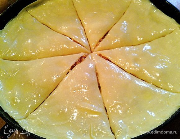 Надрезаем (почти до конца) пирог  на сегменты. И ставим в духовку разогретую до 180 градусов на 40 мин. 