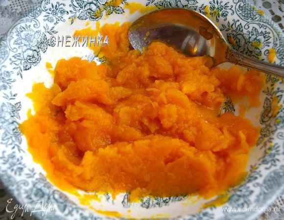 Тыкву очищаем, нарезаем крупными кубиками, запекаем в фольге в духовке до мягкости или можно поставить в микроволновку буквально на 1-2 минуты. Разминаем мягкую тыкву в пюре.