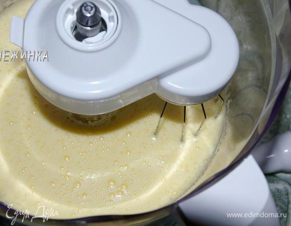 Яйца взбиваем с сахаром. Добавляем растительное масло и сгущенные сливки (молоко), еще раз взбиваем.