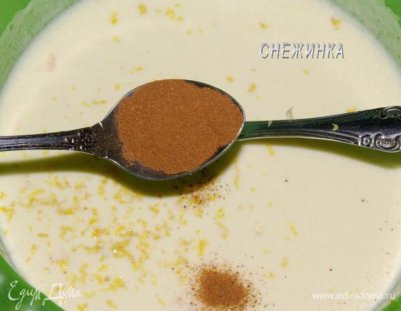 Натираем туда цедру лимона, кладём корицу.