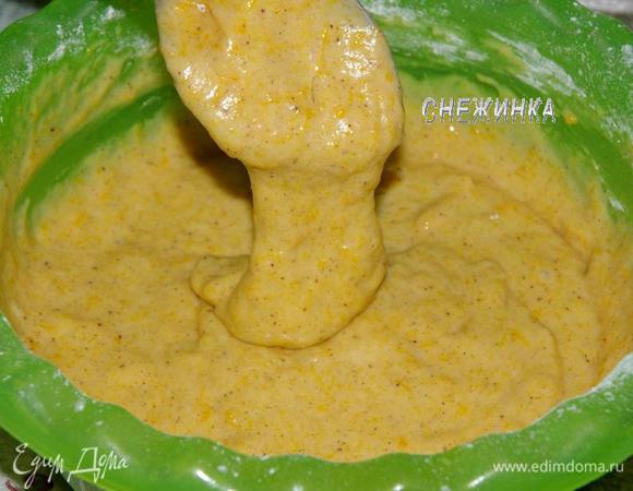 Просеиваем в массу муку с солью и разрыхлителем. Хорошо размешиваем.