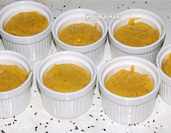 Формочки (я брала керамические) смазываем маслом. Раскладываем тесто.