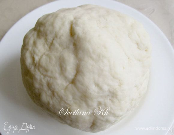 Из воды, муки и соли замесить тесто. Вымешивать его минут 10. Дать отдохнуть полчаса, а потом снова вымесить до абсолютной гладкости.