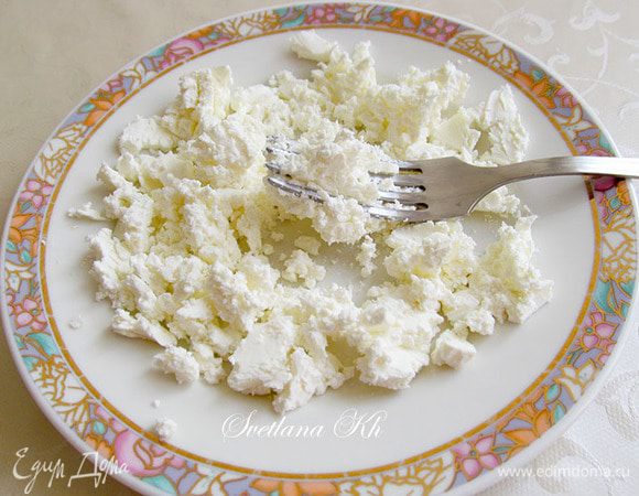 Брынзу раскрошить вилкой.