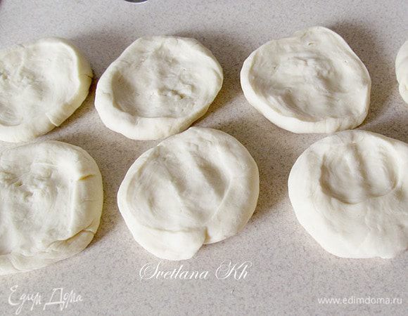 Из теста сделать колбаску и нарезать довольно крупные кусочки. Каждый кусочек приплюснуть. Сложить их  в ряд и накрыть полотенцем.