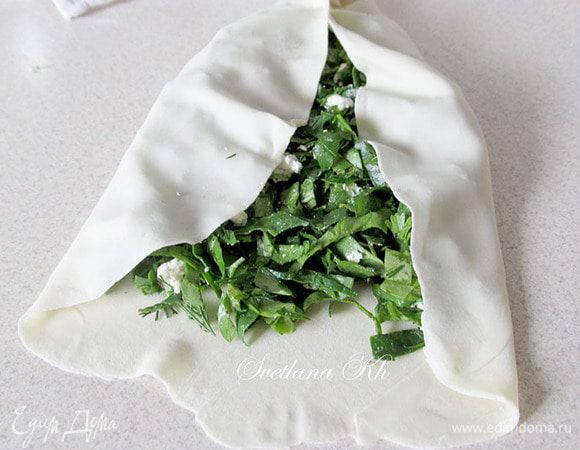 Скрепить с краев к середине. Посредине будет шовчик. Делая шов, нужно ладошкой выгонять воздух изнутри лепешки и крепко прижимать края.