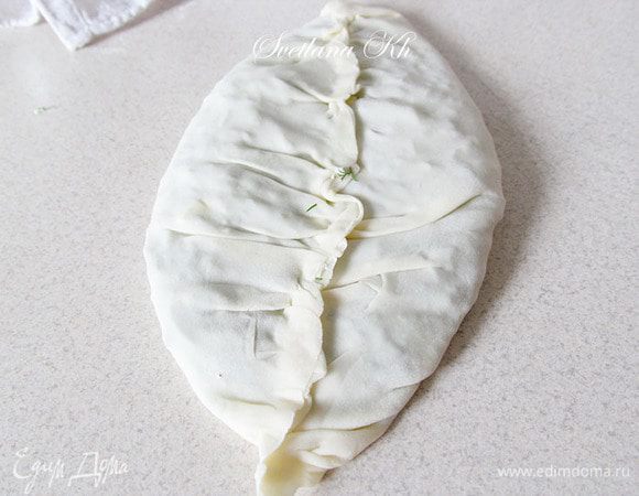 После того, как лепешка скреплена, ее нужно перевернуть и прижать к столу, как бы,  раскатывая. Она станет еще тоньше. Затем лепешку перенести на сухую сковородку. На самом деле, такие лепешки жарят на специальной жаровне, она большего размера, чем сковорода. Но приходится приспосабливаться к тому, что имеем в наличии.