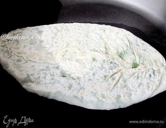 Жарим на сухой сковороде до готовности, переворачивая несколько раз. Подавать готовые лепешки со сметаной или кислым молоком.