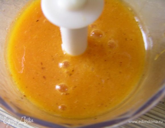 Желатин замочить в холодной воде до набухания. Хурму очистить от шкурки и косточек, мякоть пюрировать в блендере.