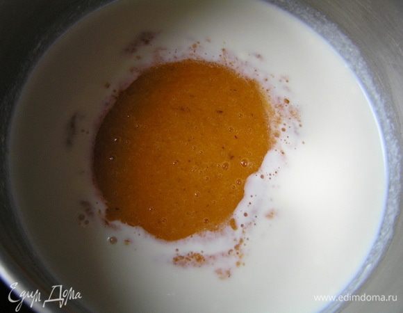 добавить пюре из хурмы и ванилин, перемешать.