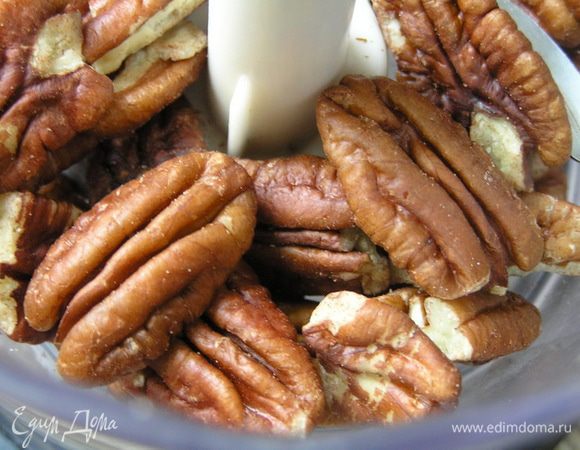 По желанию сделать украшение. Орехи поместить в чашу блендера, измельчить.