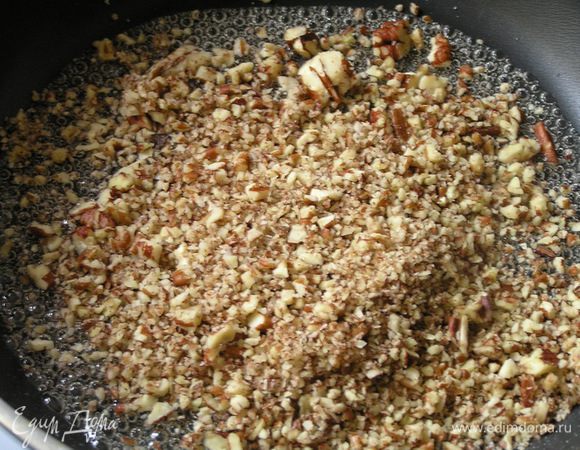 Затем всыпать измельченные орехи, быстро перемешать