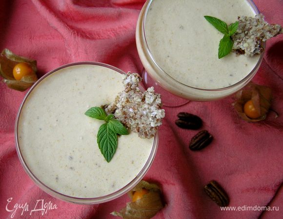 Застывший десерт украсить пластинками орехов в карамели и мятой.