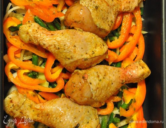 Приготовим маринад: перемешайте 2 ст. л. соевого соуса, 1 ст. л. оливкового масла, 1 ч. л. бальзамического уксуса. В ступке разотрите черный, красный перец и паприку.<br />
Добавьте в маринад для куриных ножек с соевым соусом измельченные специи и гвоздику целиком. Перед приготовлением ее нужно будет вынуть. Маринуйте курицу 20 минут.