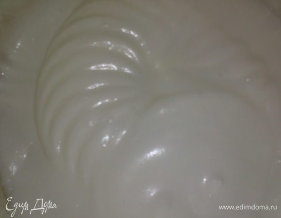 Взбить белки на средней скорости, постепенно добавляя гранулированный сахар небольшими порциями, следя за тем, чтобы он полностью растворился во время взбивания (яйца должны быть не из холодильника и комнатной температуры)