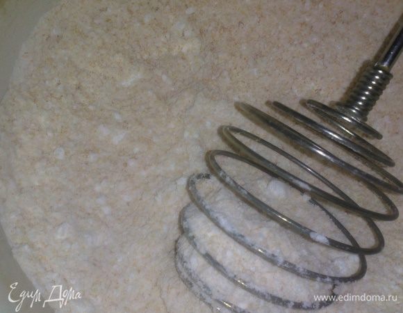 Смешать муку и сахарную пудру