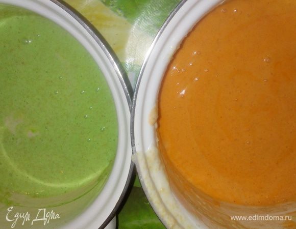 Я разделила тесто на 2 части и добавила красители