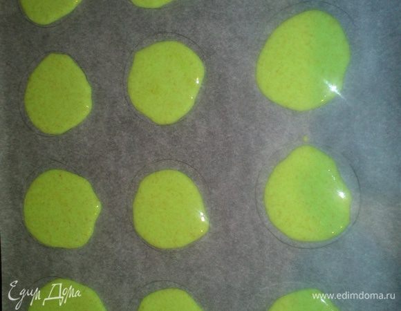 Наполнить кондитерский мешок и отсадить пироженки на заранее подготовленный противень, застеленный пекарской бумагой и оставить их подсыхать на 15минут
Выпекать 15 минут при температуре 150 градусов 