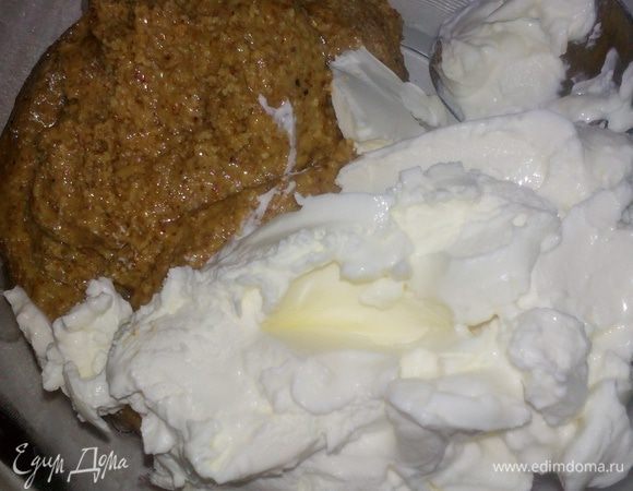 Делаем прослойку. Смешиваем марципан,творожный сыр,сгущенку. Также делим начинку на 2 части и добавляем краситель. Для зеленых пироженых я добавила мятный экстракт,для оранжевых - апельсиновую цедру.