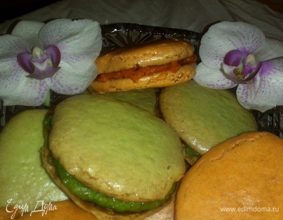 Выдавить начинку на половинки пироженок  и накрыть второй половинкой.
Хранить в холодильнике.