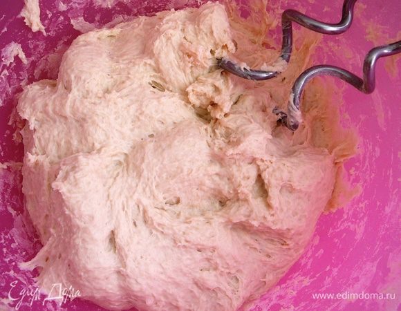 В большой чашке смешать сухие  ингредиенты, добавить воду и замесить тесто. Я это сделала при помощи миксера насадками для замешивания теста. Сначала 2 мин. на низкой скорости, потом скорость увеличила и месила еще 7 минут, пока тесто не стало гладким и эластичным. 