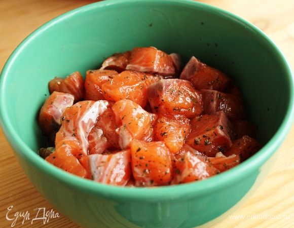 Сделать начинку для пирога. Рыбу нарезать небольшими кусочками. Замариновать в смеси соли, перца и оливкового масла, посыпать сухим тархуном. Оставить на 30 минут.