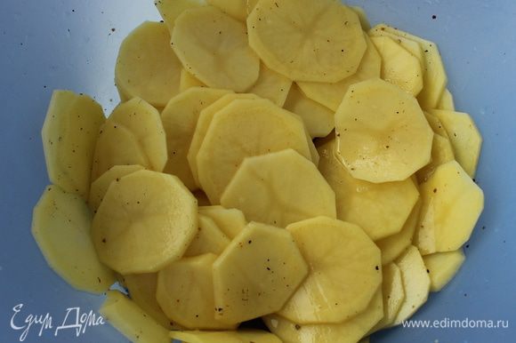 Картофель почистить и нарезать тонкими колечками. Посыпать солью и перцем.