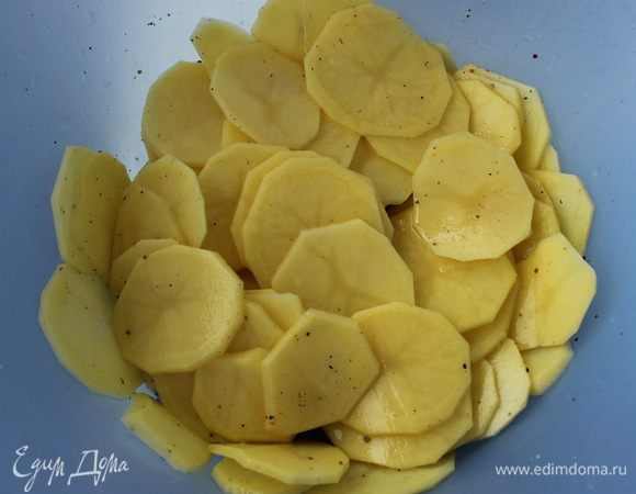 Картофель почистить и нарезать тонкими колечками. Посыпать солью и перцем.