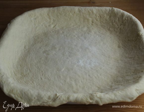 Тесто разделить на две неравные части. БОльшую раскатать и выложить в форму для выпечки, чтобы края слегка свисали.