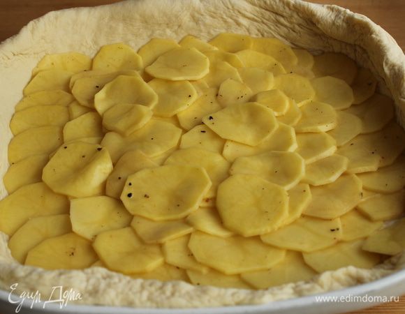 Выложить картофель в виде чешуи.