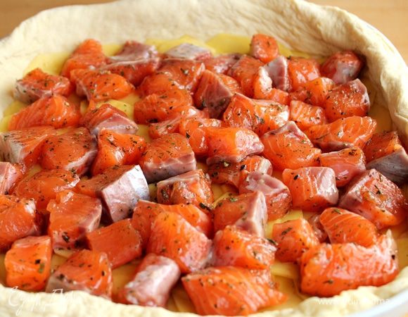 Сверху выложить кусочки рыбы.