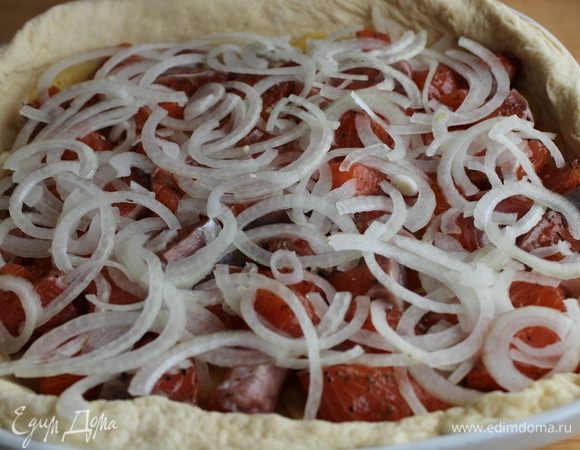 Лук нарезать полукольцами и выложить на рыбу.