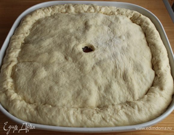 Раскатать вторую часть теста, положить на начинку и залепить края. По центру сделать небольшое отверстие, чтобы во время выпечки выходил лишний пар.Оставить на 30 минут на расстойку. 