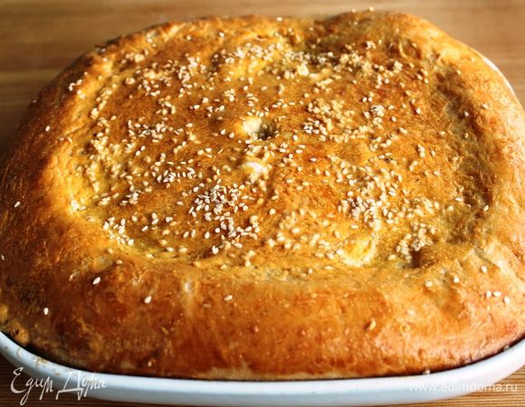 Смазать желтком, осыпать кунжутом и выпекать в разогретой до 180 градусов духовке 45-50 минут.