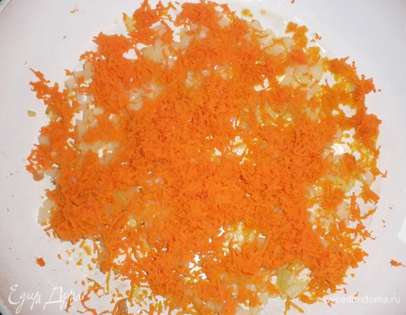 Добавить натертую на мелкой терке морковь и подрумянить.