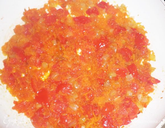 Затем снять кожицу с помидорок, порезать кубиками и добавить к обжарке. Посолить, поперчить и протушить до размягчения помидор.