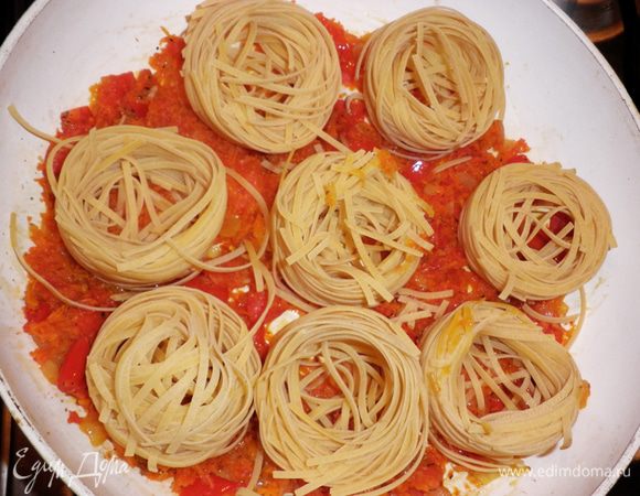 На полученную смесь выложить "гнёзда".