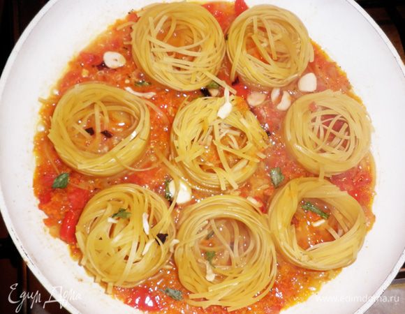 Залить наполовину высоты "гнёзд" горячей водой. Приправить смесью сухих итальянских трав. Тушить под крышкой около 15 мин , периодически аккуратно переворачивая "гнёзда" лопаткой. При необходимости дополнительно добавить воды.